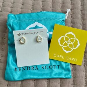 Kendra Scott Tessa stud earrings gold with pearly white stone
